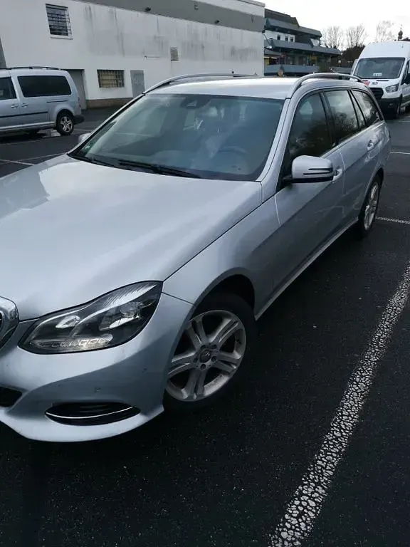 Gebraucht Mercedes E220 Elegance 170 PS (125 kW) 2015 Silber Limousine