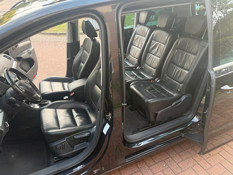 Second-hand VW Sharan 170 CP (125 kW) 2012 Negru Monovolum