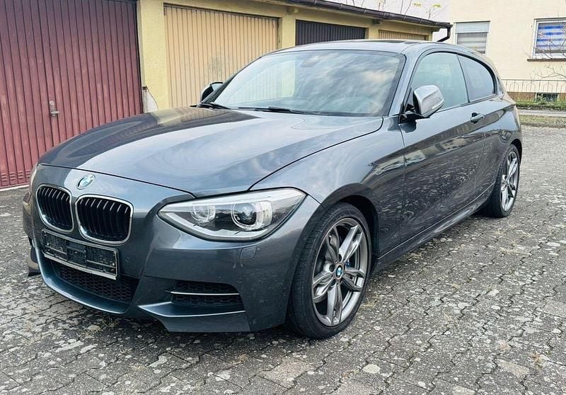 Grau Gebraucht 2013 BMW M135 Performance Kleinwagen | 14.990 € (Superpreis) - Bild 1/4