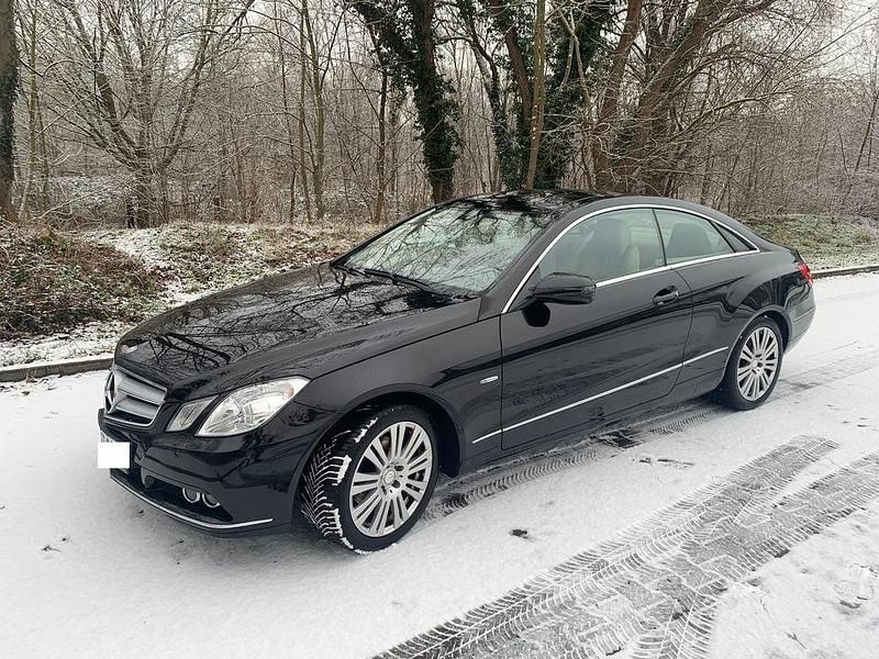 Schwarz Gebraucht 2009 Mercedes E250 Coupé | 10.900 € (Etwas zu teuer) - Bild 1/4