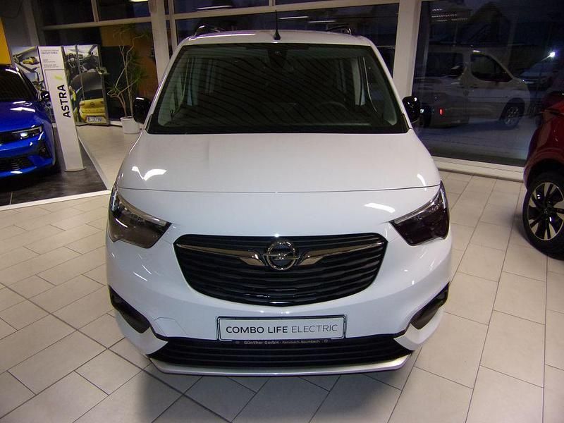 Gebraucht Opel Combo-e Life Ultimate 100 kW (136 PS) 2023 Weiß (kaolin weiß) Van / Kleinbus