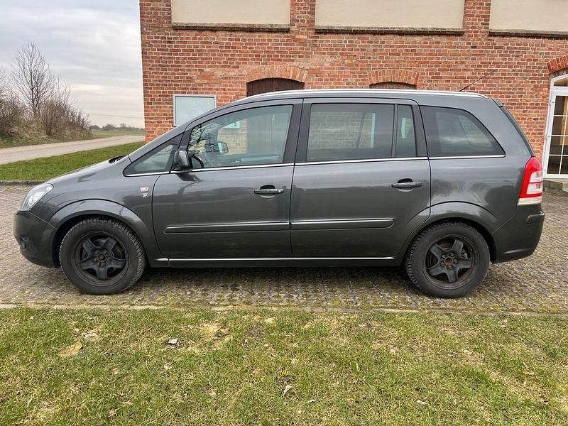 Gebraucht Opel Zafira Edition 140 PS (102 kW) 2011 Grau Van / Kleinbus