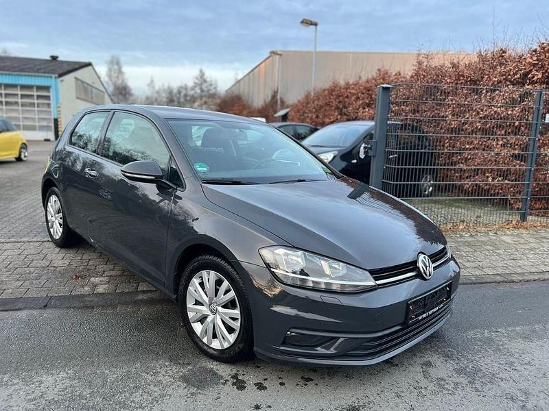 Gebraucht VW Golf VII Trendline 116 PS (85 kW) 2017 Grau Kleinwagen
