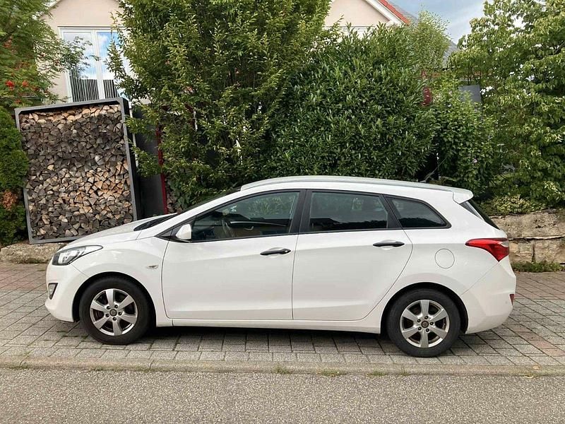 Weiß Gebraucht 2013 Hyundai i30 Classic Kombi | 6.700 € (Fairer Preis) - Bild 1/4