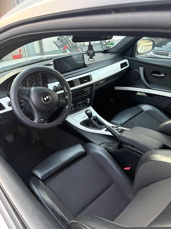 Gebraucht BMW 320 177 PS (130 kW) 2010 Weiß Limousine