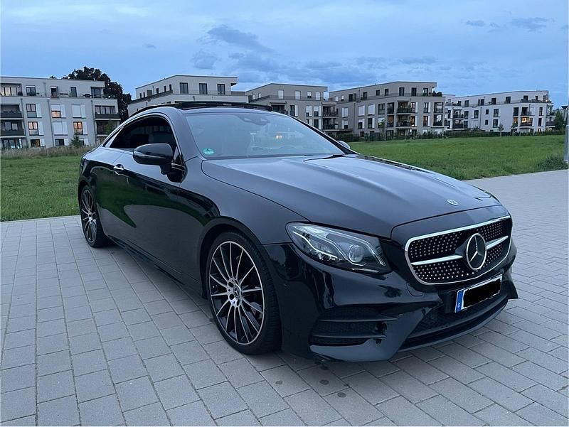 Schwarz Gebraucht 2019 Mercedes E220 AMG Coupé | 33.500 € - Bild 1/4