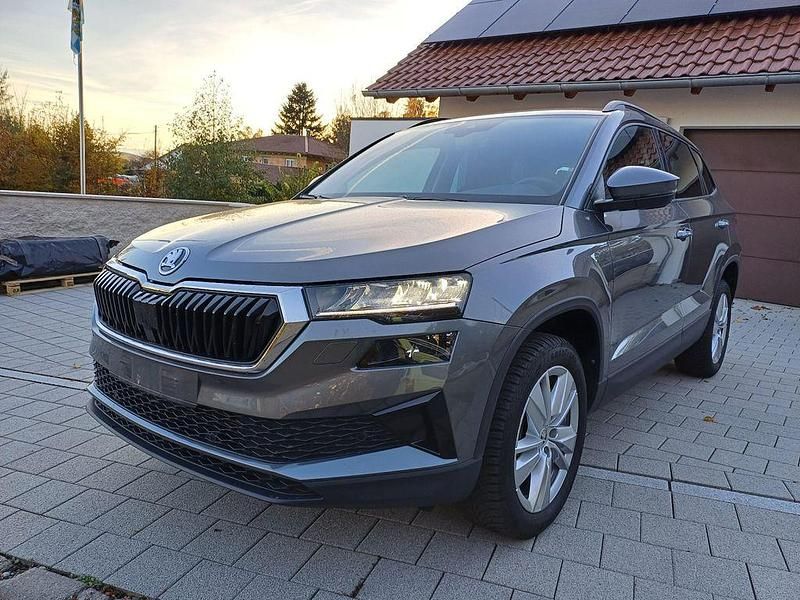 Grau Gebraucht 2024 Skoda Karoq Selection SUV | 29.385 € (Guter Preis) - Bild 1/4