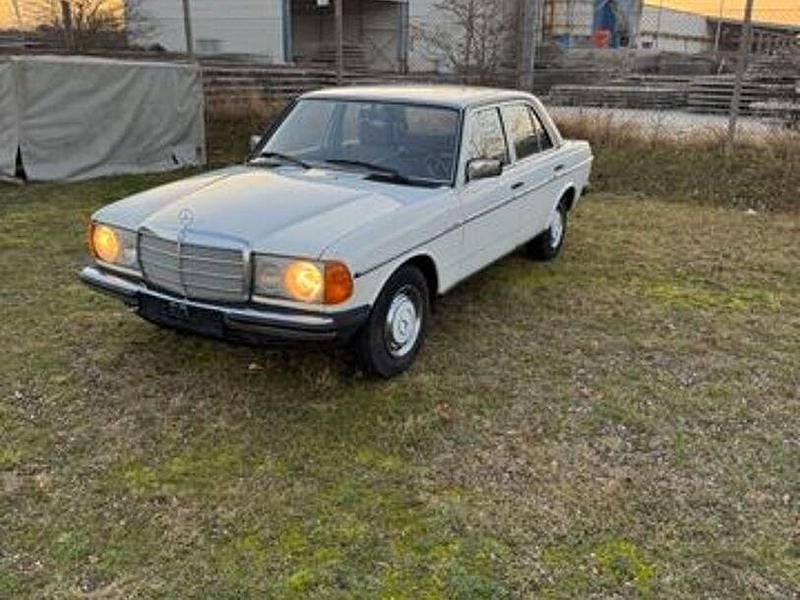 Weiß Gebraucht 1979 Mercedes 230 Limousine | 4.444 € - Bild 1/4