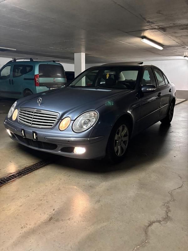 Blau Gebraucht 2005 Mercedes E240 Limousine | 6.500 € (Fairer Preis) - Bild 1/4