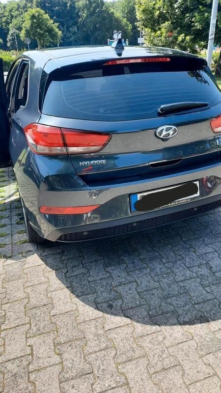 Grau Gebraucht 2021 Hyundai i30 Turbo Limousine | 14.800 € (Superpreis) - Bild 1/4