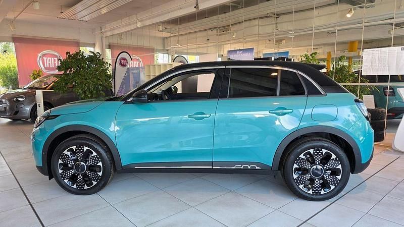 Neu Fiat 600E La Prima 114 kW (156 PS) 2025 Blau SUV