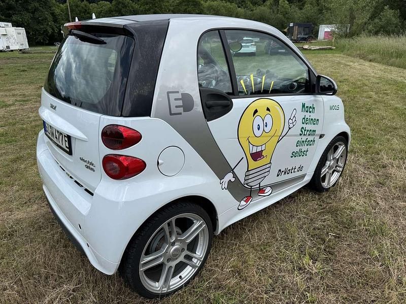 Weiß Gebraucht 2013 Smart ForTwo Electric Drive Brabus Kleinwagen | 6.290 € (Fairer Preis) - Bild 1/4