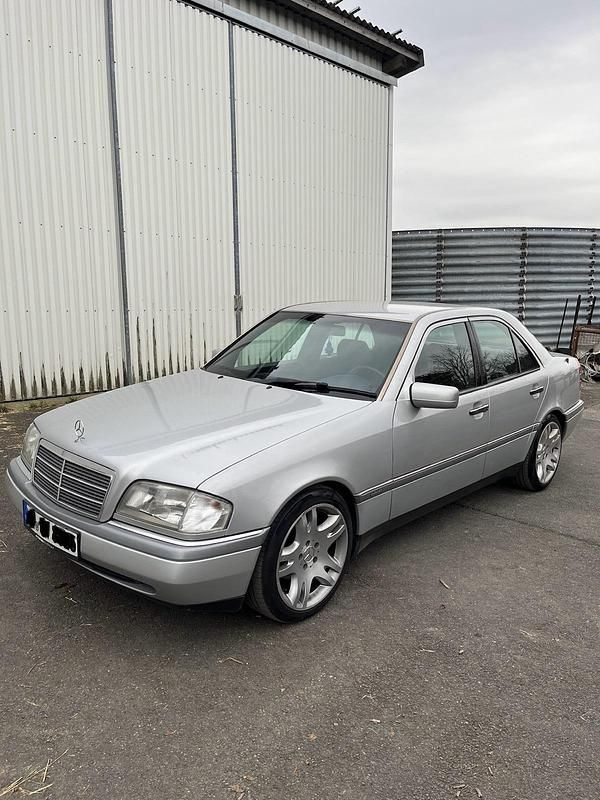Silber Gebraucht 1993 Mercedes C250 Elegance Limousine | 6.999 € - Bild 1/4