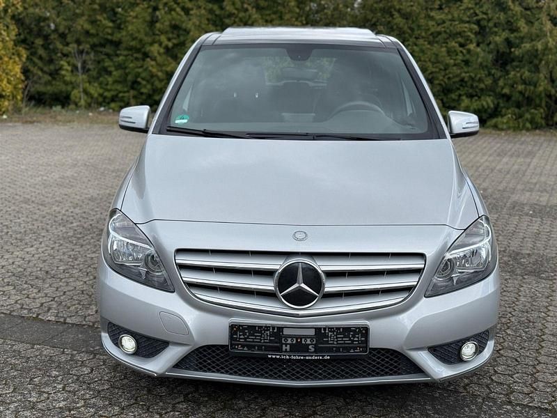 Gebraucht Mercedes B180 122 PS (89 kW) 2012 Silber Van / Kleinbus
