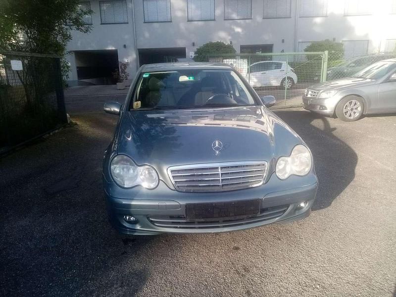 Grau Gebraucht 2005 Mercedes C200 Limousine | 4.900 € (Fairer Preis) - Bild 1/4