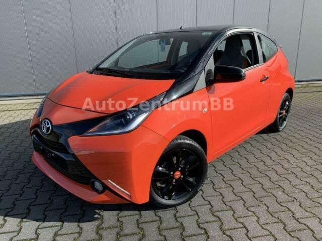 Orange metallic Gebraucht 2014 Toyota Aygo X-cite Kleinwagen | 6.850 € (Guter Preis) - Bild 1/4