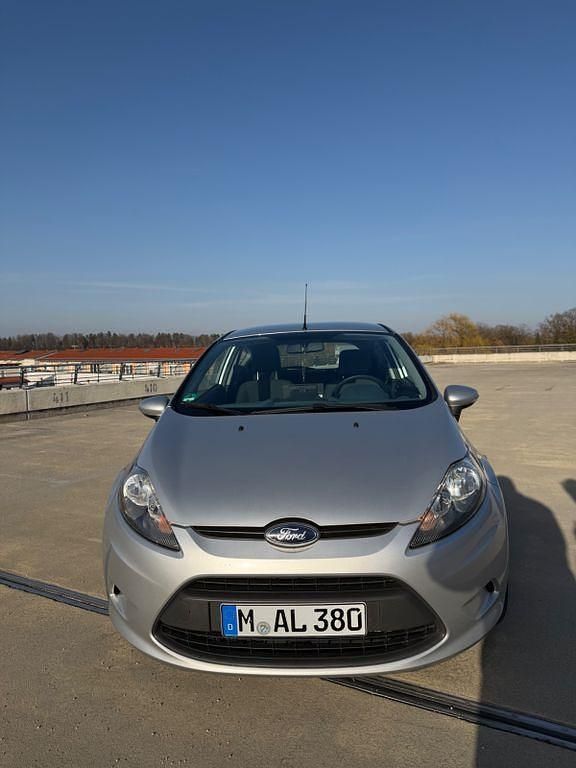 Gebraucht Ford Fiesta Trend 95 PS (69 kW) 2011 Silber Kleinwagen