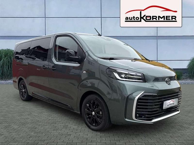 Silver metallic Neu 2025 Toyota Proace Verso Lounge Kombi | 54.599 € (Teuer) - Bild 1/4