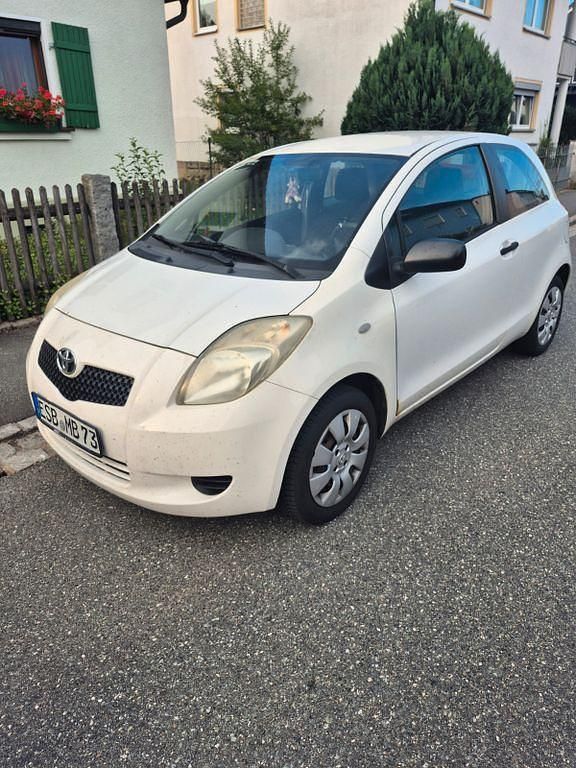 Weiß Gebraucht 2009 Toyota Yaris Cool Limousine | 2.580 € (Superpreis) - Bild 1/4