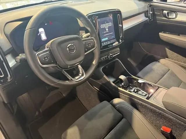 Neu Volvo XC40 Plus 163 PS (119 kW) 2025 Weiß SUV