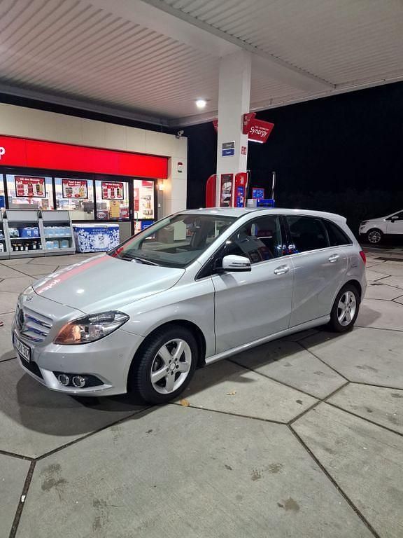 Silber Gebraucht 2013 Mercedes B180 Edition Van / Kleinbus | 5.450 € (Fairer Preis) - Bild 1/4