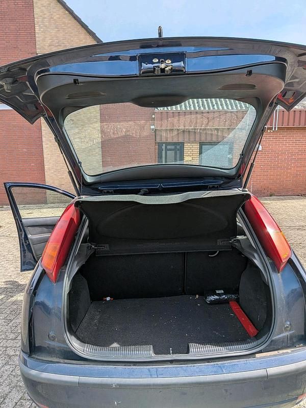 Gebraucht Ford Focus 100 PS (73 kW) 2001 Blau Kleinwagen