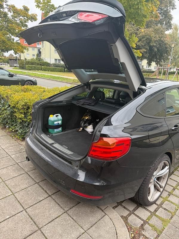 Schwarz Gebraucht 2013 BMW 318 Limousine | 8.700 € (Fairer Preis) - Bild 1/4