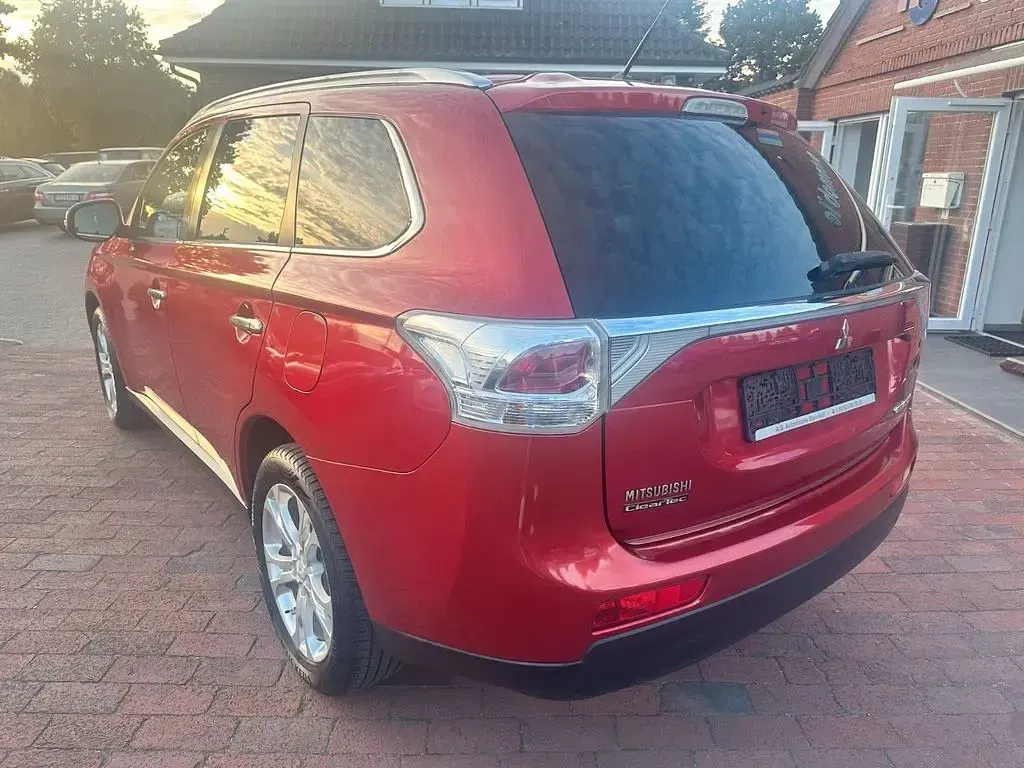 Gebraucht Mitsubishi Outlander Invite 150 PS (110 kW) 2015 Rot SUV