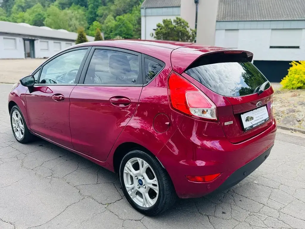 Używany Ford Fiesta SYNC Edition 80 KM (58 kW) 2013 Purpurowy Sedan/Limuzyna