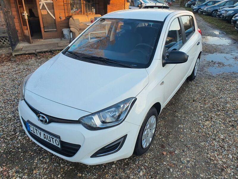 Weiß Gebraucht 2014 Hyundai i20 Edition Kleinwagen | 3.370 € (Fairer Preis) - Bild 1/4
