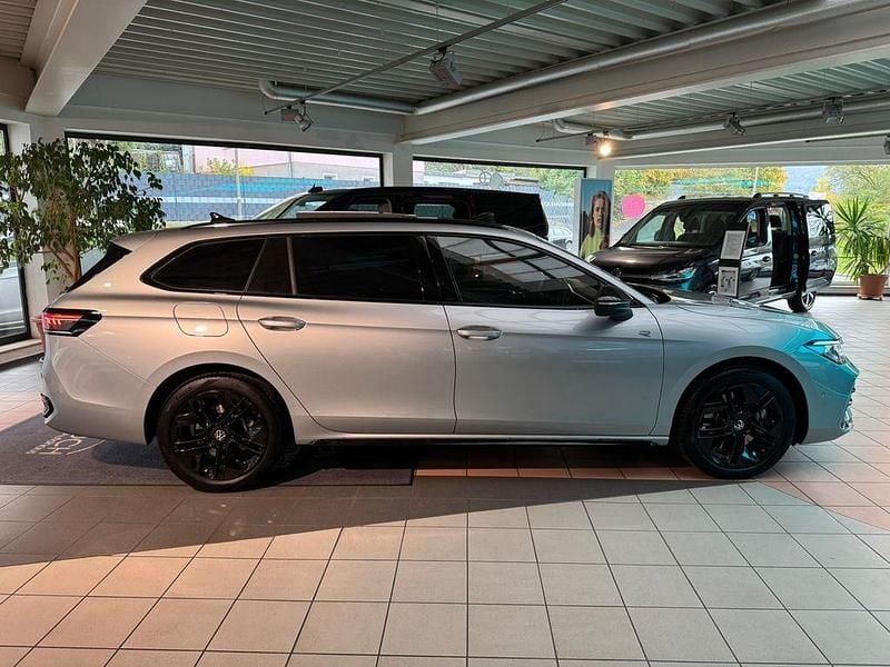 Gebraucht VW Passat R-line 177 PS (130 kW) 2025 Dolomit silber Kombi