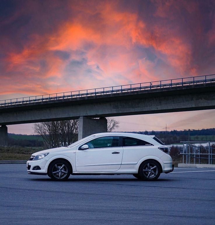 Weiß Gebraucht 2009 Opel Astra Edition Coupé | 1.900 € (Fairer Preis) - Bild 1/4