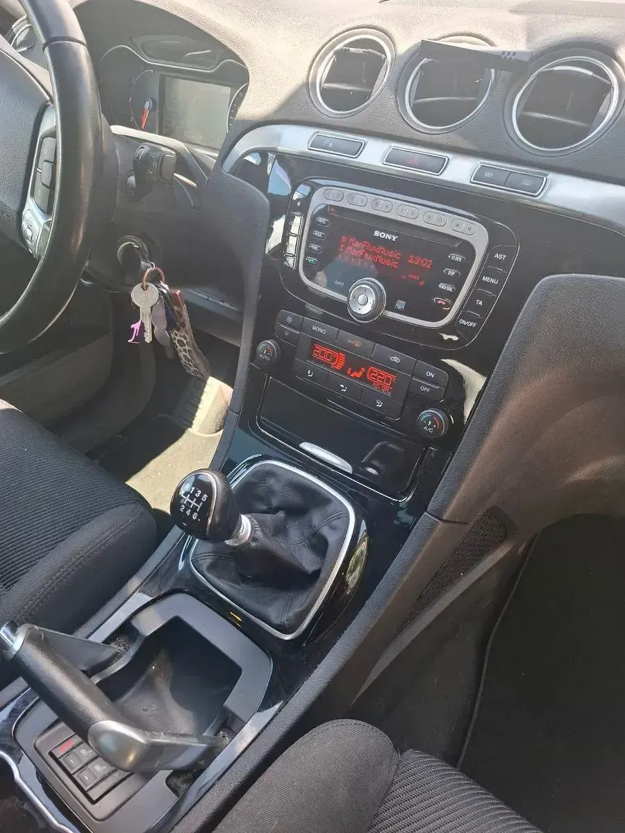 Gebraucht Ford S-MAX Titanium 140 PS (102 kW) 2015 Braun Van / Kleinbus