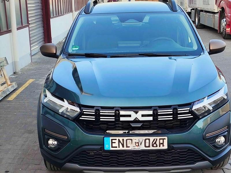 Grün Gebraucht 2025 Dacia Sandero Stepway Kleinwagen | 16.500 € (Guter Preis) - Bild 1/4