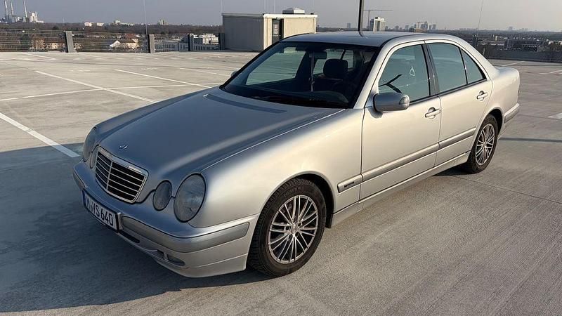 Gebraucht Mercedes E240 Classic 170 PS (125 kW) 2001 Silber Limousine