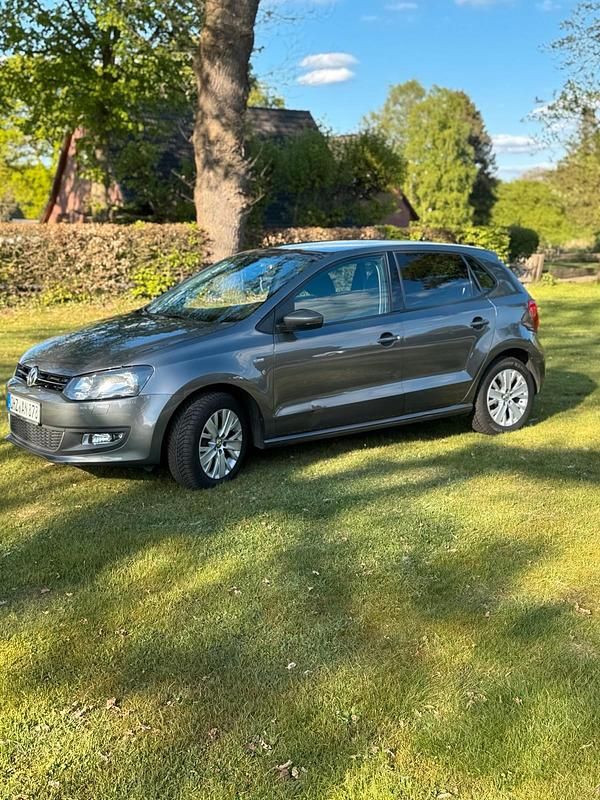 Grau Gebraucht 2013 VW Polo Kleinwagen | 4.000 € (Superpreis) - Bild 1/4