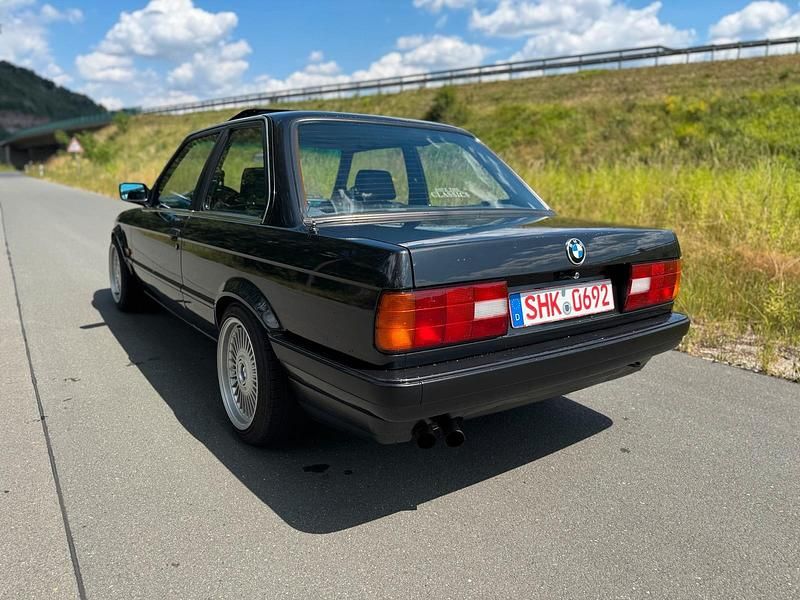 Gebraucht BMW 325 170 PS (125 kW) 1991 Schwarz Coupé
