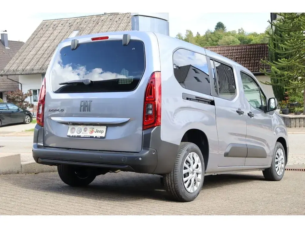 Neu Fiat Doblò Comfort 131 PS (96 kW) 2025 Grau Van / Kleinbus