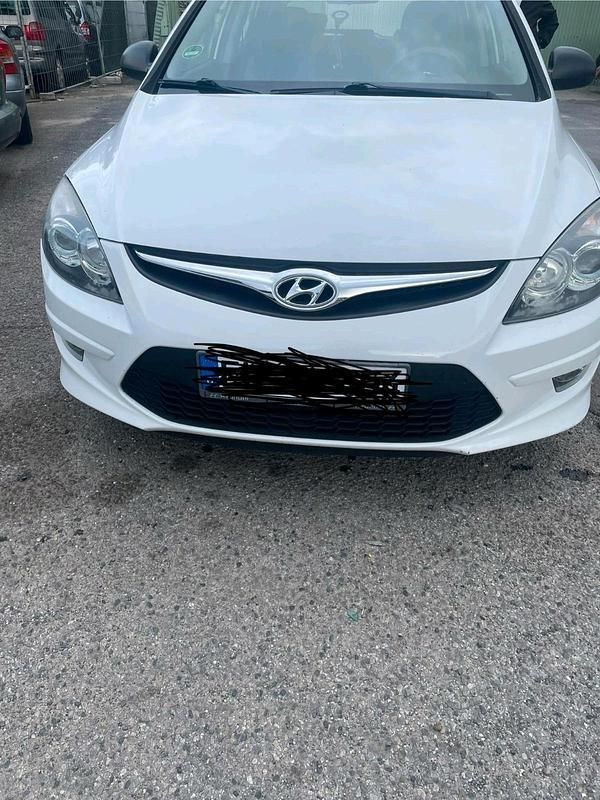 Weiß Gebraucht 2010 Hyundai i30 Limousine | 2.000 € (Superpreis) - Bild 1/4