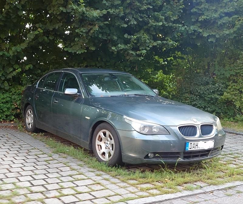 Grau Gebraucht 2003 BMW 520 Limousine | 2.250 € (Superpreis) - Bild 1/3