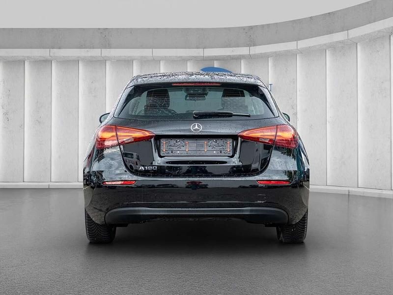 Gebraucht Mercedes A180 136 PS (100 kW) 2024 Unilack nachtschwarz Limousine