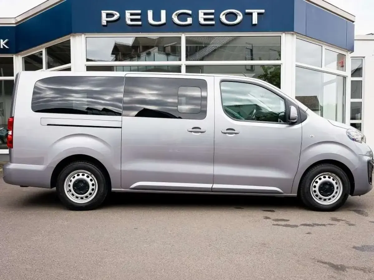 Gebraucht Peugeot Traveller Active 144 PS (105 kW) 2021 Metalliklack grau artense Van / Kleinbus