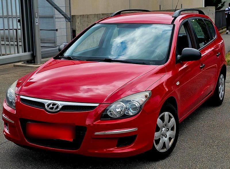 Rot Gebraucht 2010 Hyundai i30 Kombi | 3.150 € - Bild 1/4