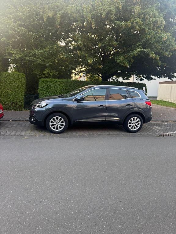 Grau Gebraucht 2018 Renault Kadjar Experience SUV | 15.250 € (Fairer Preis) - Bild 1/4