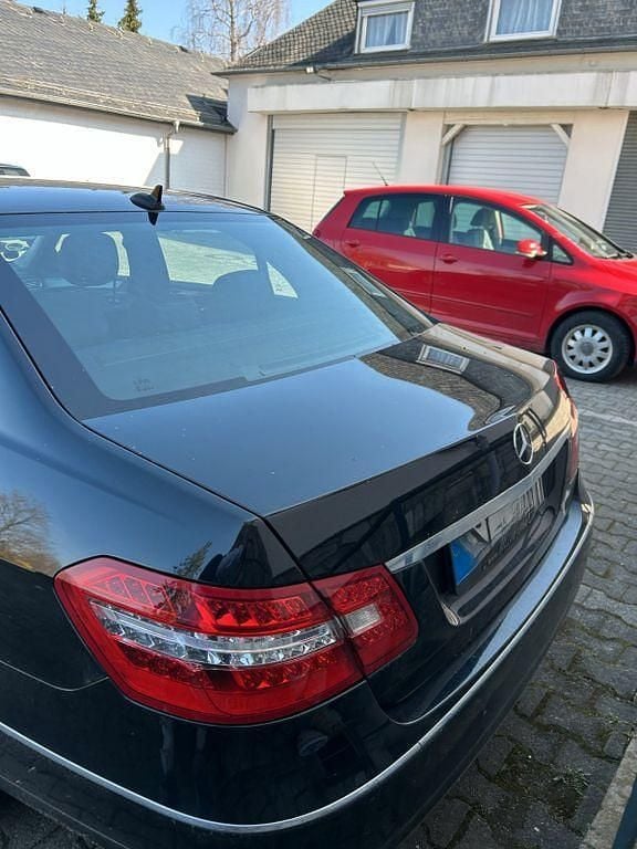 Gebraucht Mercedes E200 184 PS (135 kW) 2010 Schwarz Limousine