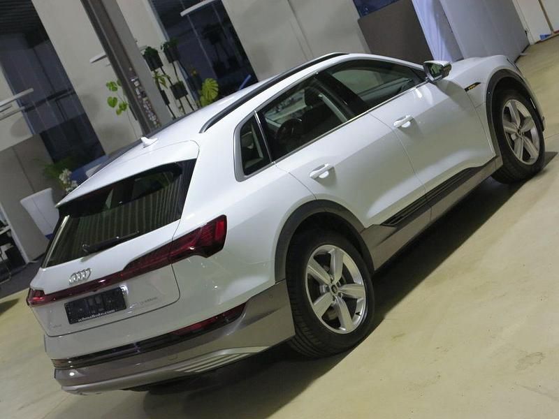 Second-hand Audi e-tron Advanced 300 kW (408 CP) 2022 Alb SUV