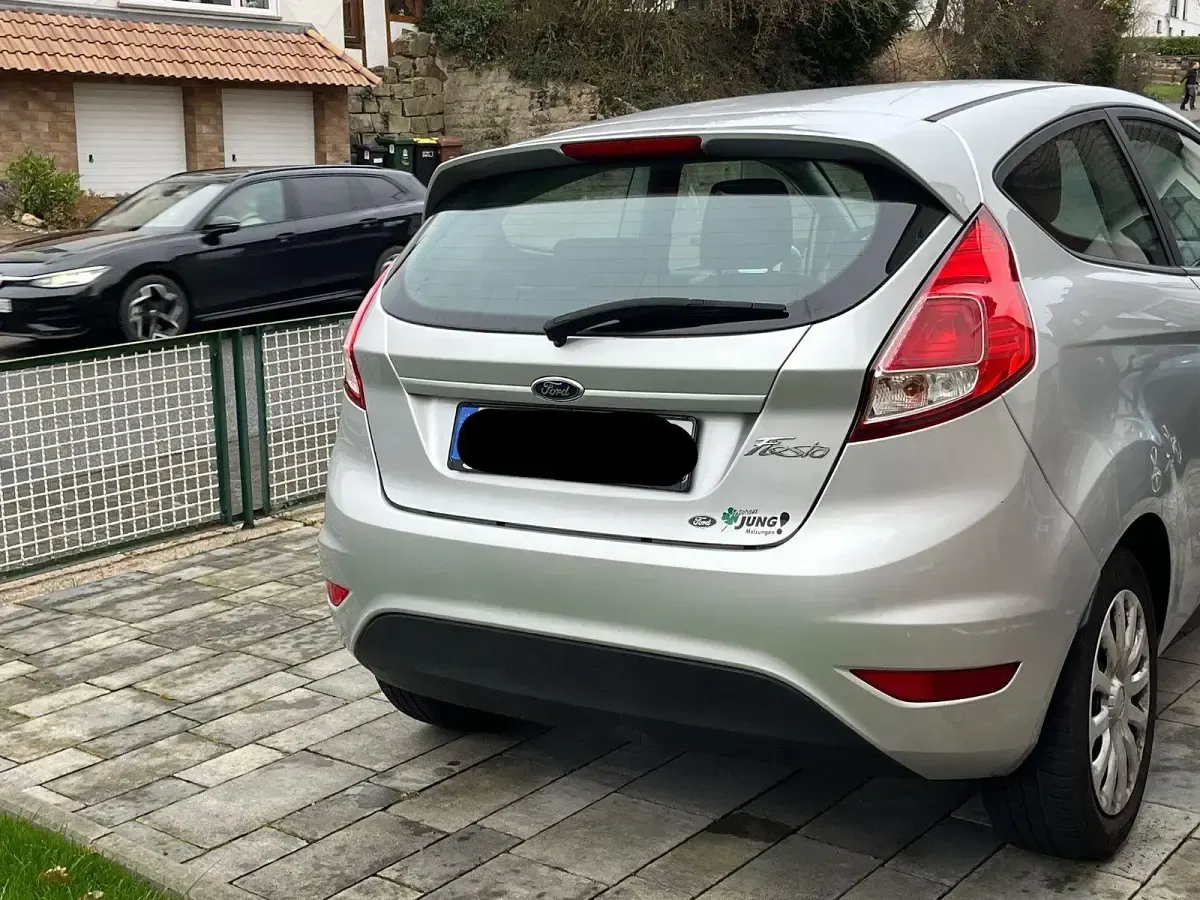 Gebraucht Ford Fiesta Celebration 60 PS (44 kW) 2016 Silber Kleinwagen