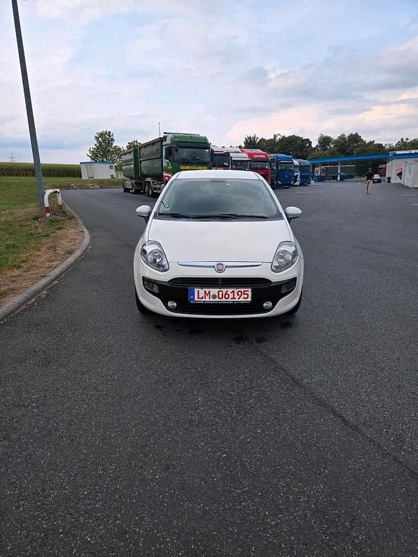 Weiß Gebraucht 2011 Fiat Grande Punto Kleinwagen | 2.550 € (Fairer Preis) - Bild 1/4