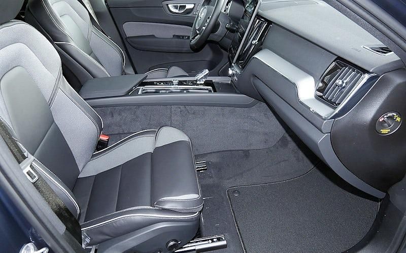 Neu Volvo XC60 Plus 455 PS (334 kW) 2025 Blau SUV