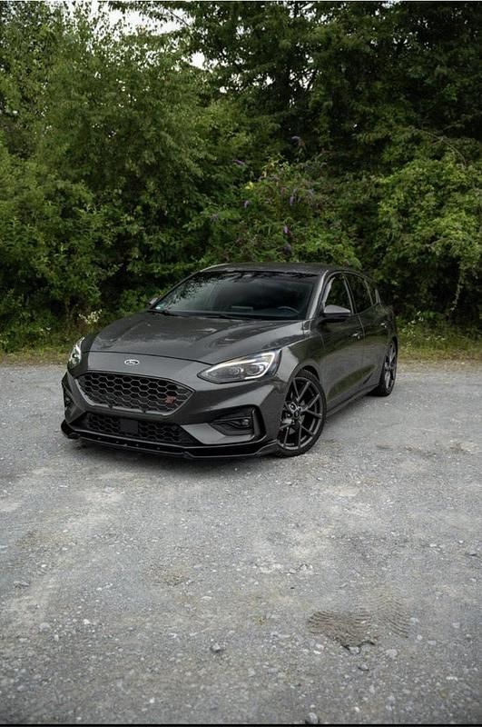 Grau Gebraucht 2020 Ford Focus ST Limousine | 22.899 € (Fairer Preis) - Bild 1/4